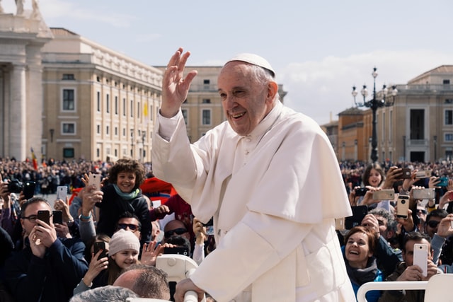 Nueva política del Vaticano insta a denunciar el abuso sexual del clero, incluso cuando no es requerido por ley